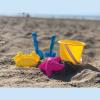 Găleată cu jucării de plajă