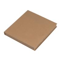 Tocător din lemn cu un cuţit caşcaval